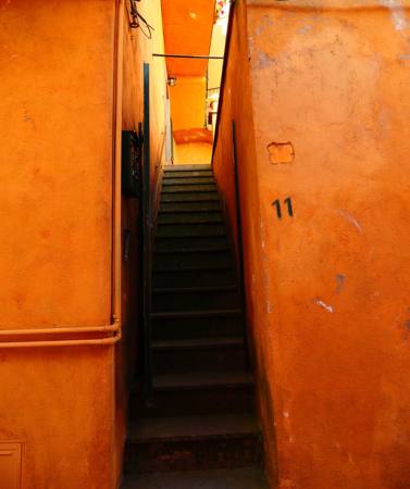 lépcsők, piros, sötét, fasor Zeno Ovidiu Mihoc - Dreamstime