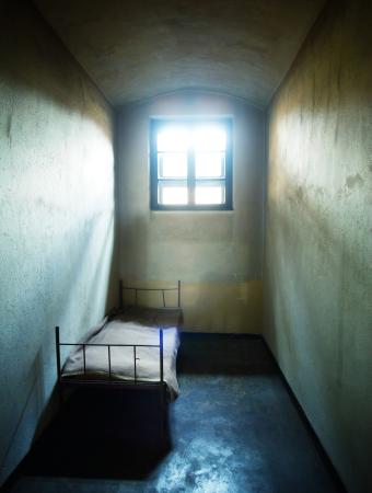 börtön, sejt, ágy, ablak Constantin Opris - Dreamstime
