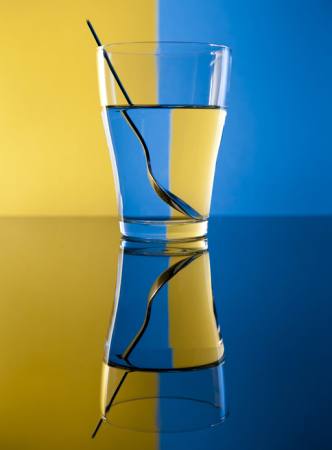 üveg, kanál, víz, sárga, kék Alex Salcedo - Dreamstime