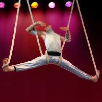 Pixwords A képet férfi, akasztás, cirkusz, piros, vonósok Galina Barskaya - Dreamstime