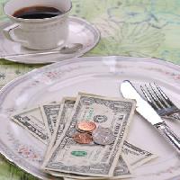 csésze, kávé, kávé, pénz, érmék, kés, villa, tányér Carroteater - Dreamstime