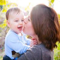 Pixwords A képet anya, fiú, gyermek, szerelem, csók, boldog, arc Aviahuismanphotography - Dreamstime