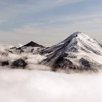 Pixwords A képet hegy, hó, köd, a jégeső Vronska - Dreamstime
