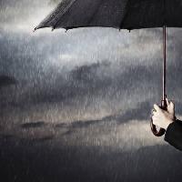 Pixwords A képet eső, esernyő, csepp, kéz Arman Zhenikeyev - Dreamstime