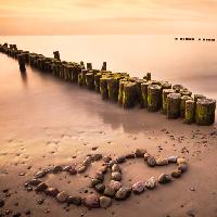 Pixwords A képet vizet, szív, kövek, fa, homok, tengerpart Manuela Szymaniak (Manu10319)