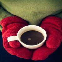 Pixwords A képet csésze, kávé, kávé, kezek, piros, kesztyű, zöld Edward Fielding - Dreamstime
